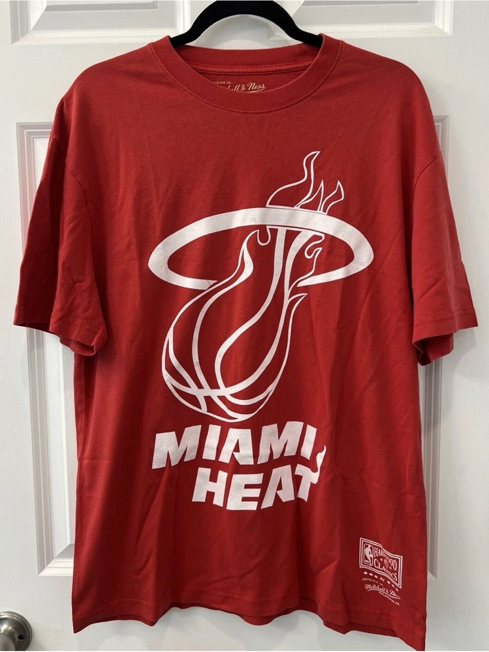 NWT Mitchell & Ness Mens Medium Red Miami Heat Logo Graphic Tee NBA